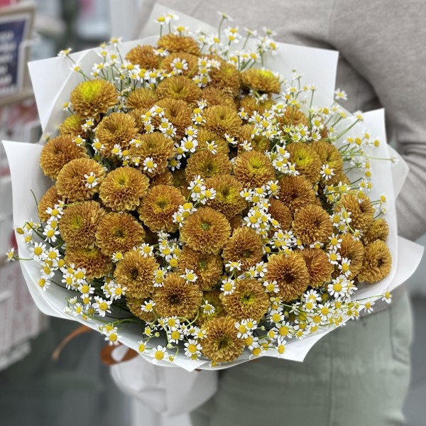 21 оранжевая хризантема Дориа Оранж с ромашкой